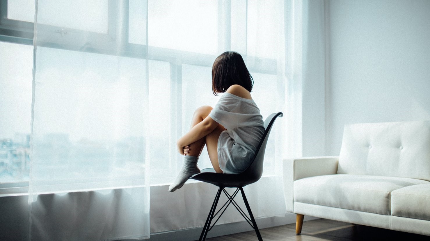 PMS Symptome heilen – Anne Lippold ZyklusCoach Fraulichkeit – dein Zyklus Coach Anne Lippold. Auf dem Foto ist eine Frau zu sehen, die unter PMS Symptomen leidet.